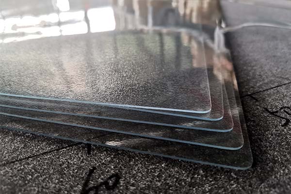 Какие инструменты и методы используются для разрезания мягкого стекла PVC?